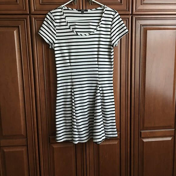 Papaya black and white stretch pullover mini-dress, sz Medium. - Picture 8 of 11